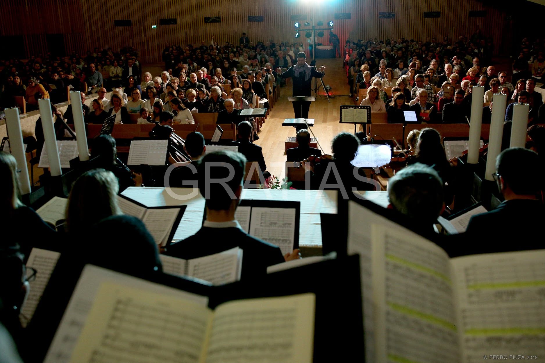 Vista panorâmica do concerto GRATIAS Requiem com orquestra e plateia, fotografia Pedro Fiuza 2019