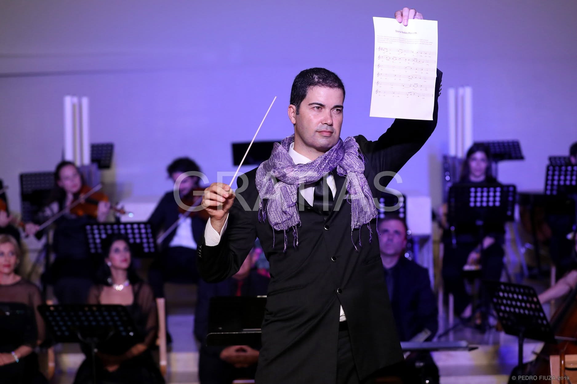 Myguel Santos e Castro a dirigir com batuta, fotografia Pedro Fiuza 2019
